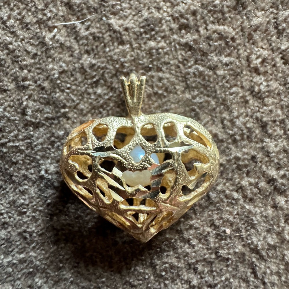 Gold heart pendant 14kt with pearl